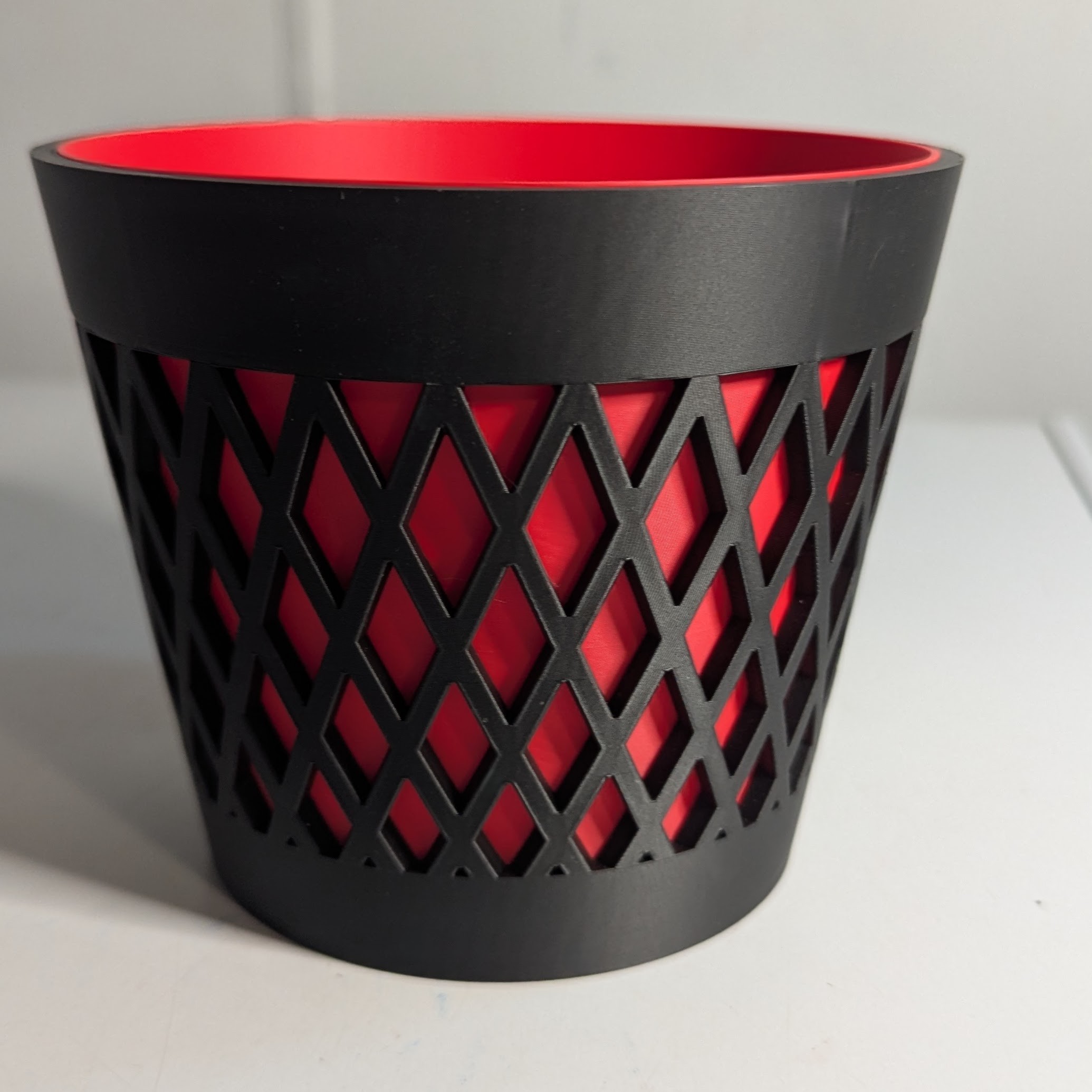 Diamond Lattice Planter Medium Red Liner